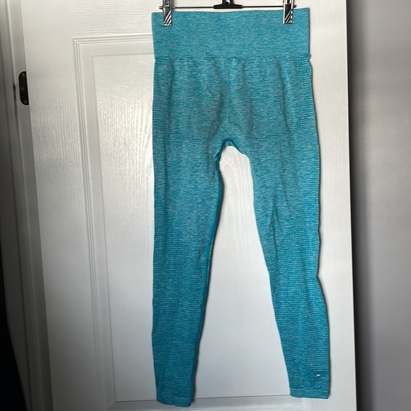 Seamless Gym Shark Leggings 💪🏾 - Picture 2 of 2